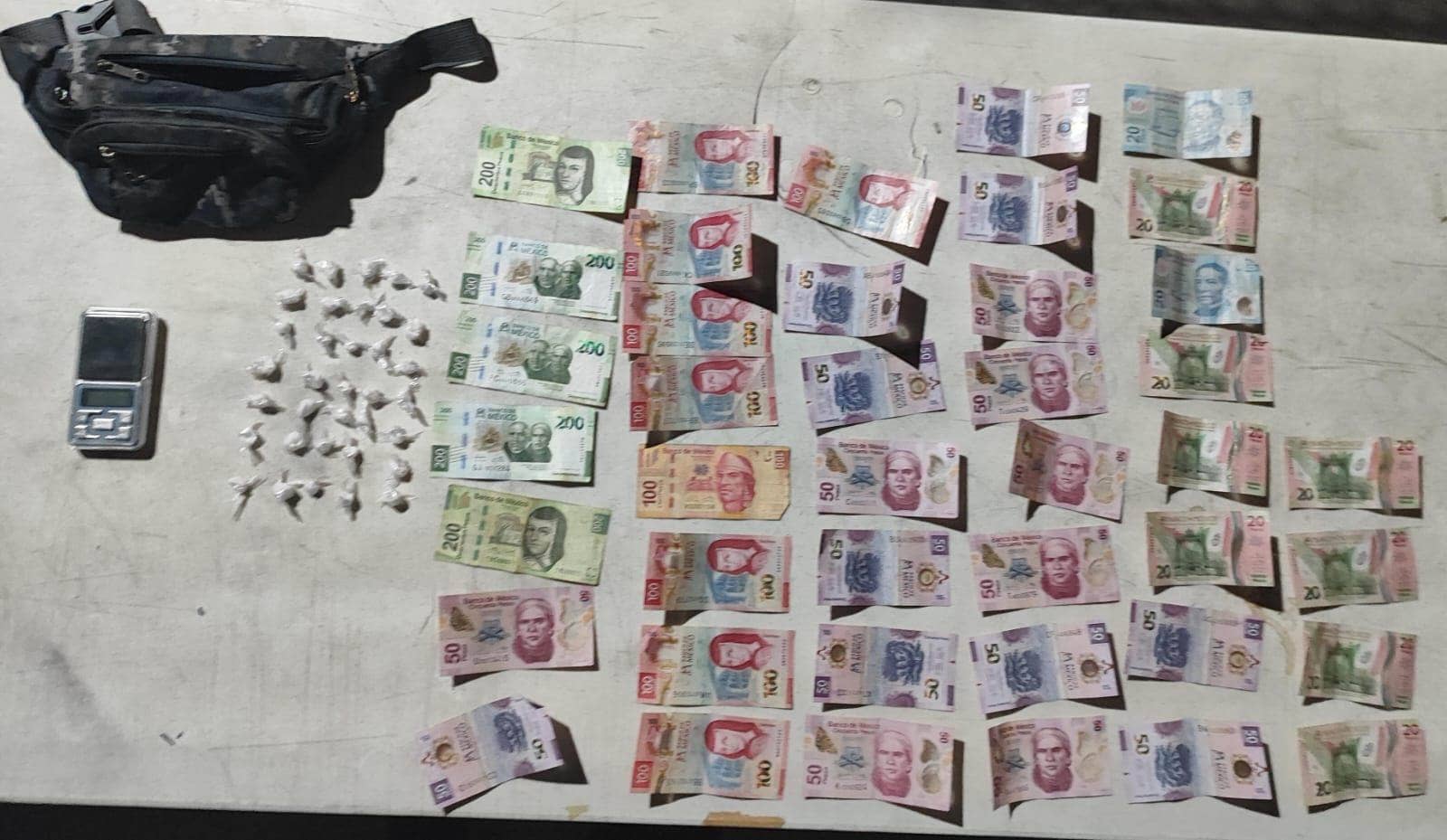 Agentes de Fuerza Civil detuvieron a un hombre que poseía varias dosis de estupefacientes y dinero en efectivo, al norte de la ciudad de Monterrey.