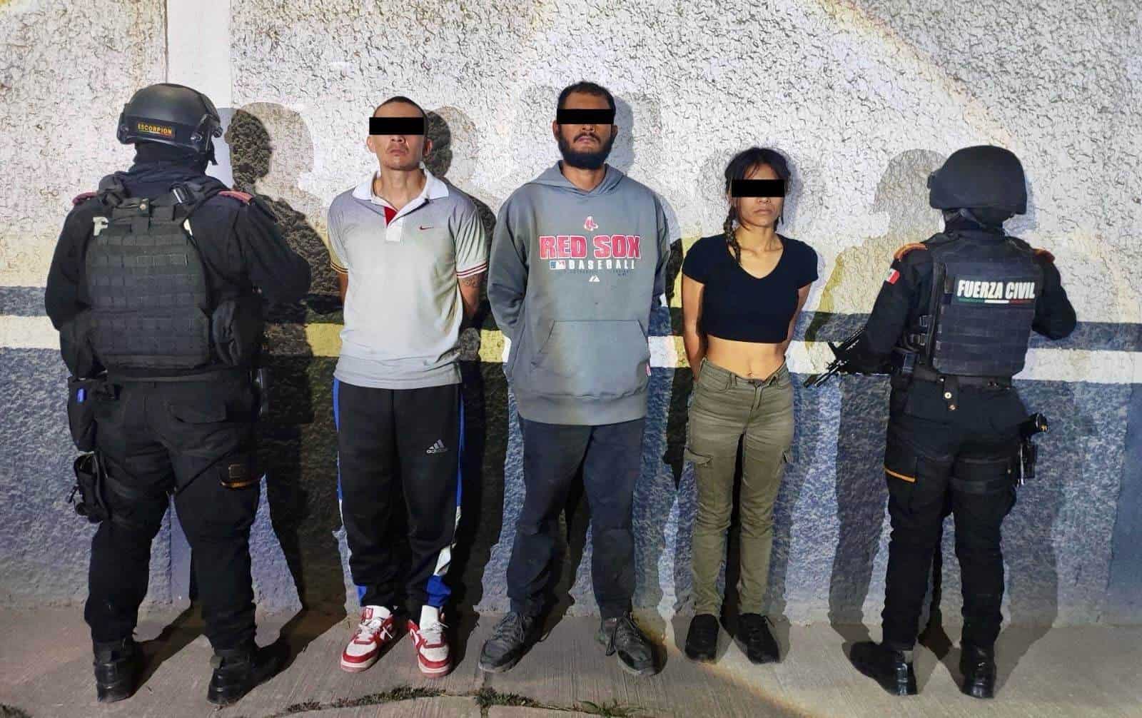 Elementos de Fuerza Civil arrestaron noche del sábado a dos hombres y una mujer en posesión de un arma y drogas.