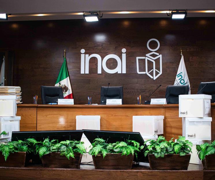 Adrián Alcalá ofrece renuncia para evitar desaparición del INAI