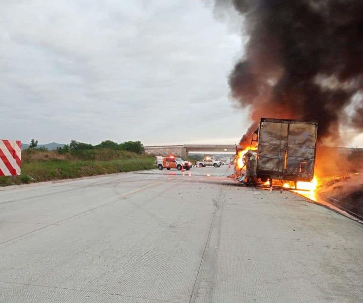 Acaba incendio con tráiler en Allende