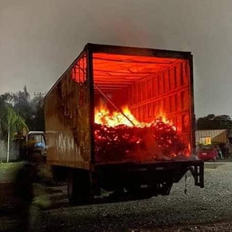 Un camión cargado con varias toneladas de carbón vegetal, se incendió en un predio baldío donde estaba estacionado en el municipio de Allende, Nuevo León.