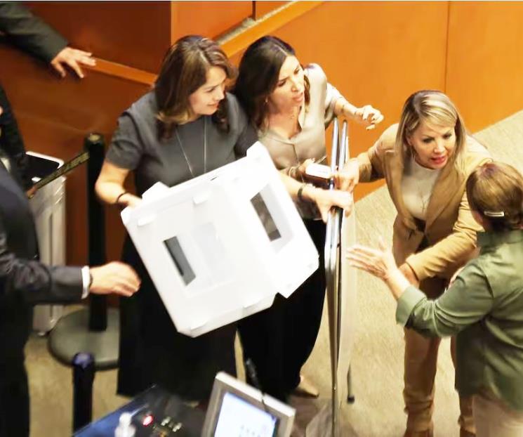 Retiran morenistas mampara Retiran morenistas mampara