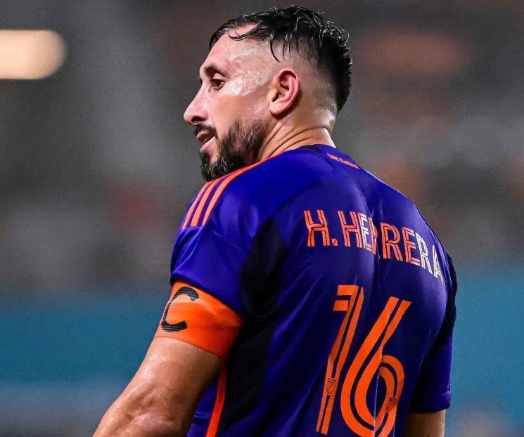 Multan y suspenden a Héctor Herrera por escupitajo