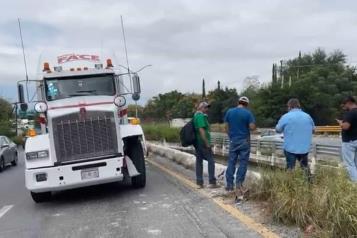 Cae auto de puente tras choque