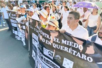 Marchan para exigir respuestas tras masacre en Querétaro