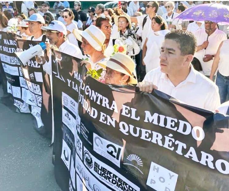Marchan para exigir respuestas tras masacre en Querétaro Marchan para exigir respuestas tras masacre en Querétaro