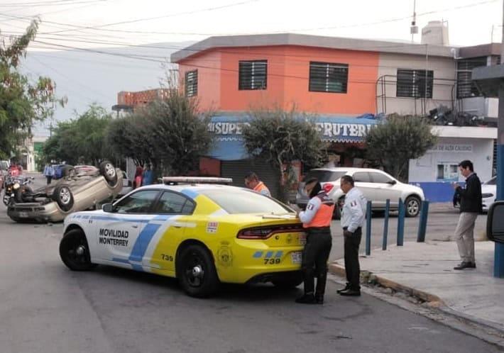Resulta mujer herida en volcadura Resulta mujer herida en volcadura