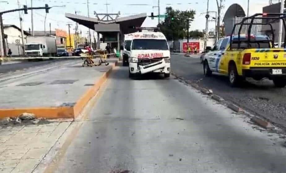 Atropella ambulancia a mujer en carril de Ecovía Atropella ambulancia a mujer en carril de Ecovía