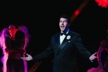 Sebasti&aacute;n Yatra sorprende como Billy Flynn en Chicago