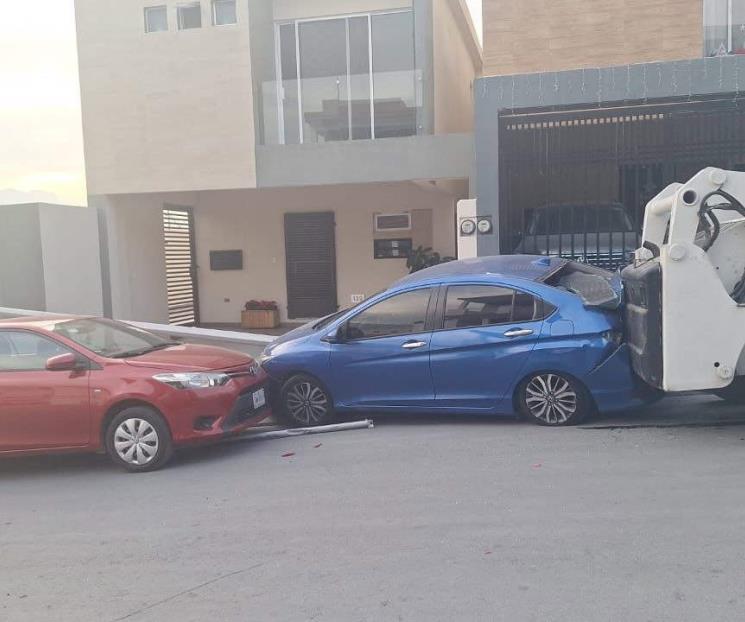 Pierde los frenos y ocasiona daños Pierde los frenos y ocasiona daños