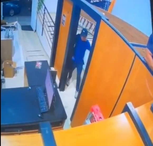 Roba 10 mil pesos y huye Roba 10 mil pesos y huye