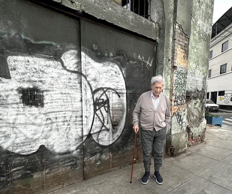 Vargas Llosa se fotografía frente a “La Catedral” Vargas Llosa se fotografía frente a “La Catedral”