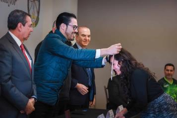 Entrega David de la Pe&ntilde;a la Medalla al M&eacute;rito