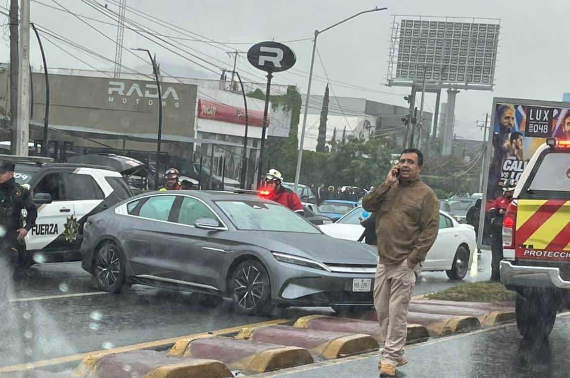 El conductor de un fue ejecutadocuando manejaba su auto en la Avenida Lázaro Cárdenas casi en su cruce con Río Nazas, ayer en la Colonia Valle del Mirador, al sur del municipio de Monterrey.