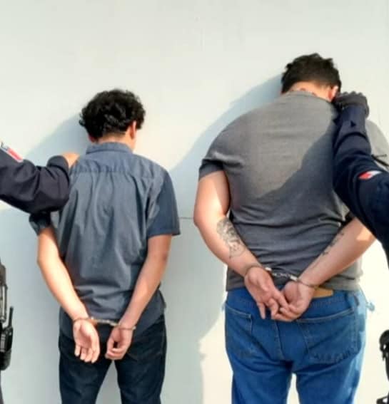Mediante un operativo, la Policía de San Pedro detuvo a dos hombres en el área del estacionamiento de Plaza Fiesta San Agustín, cuando presuntamente intentaban abrir un vehículo.