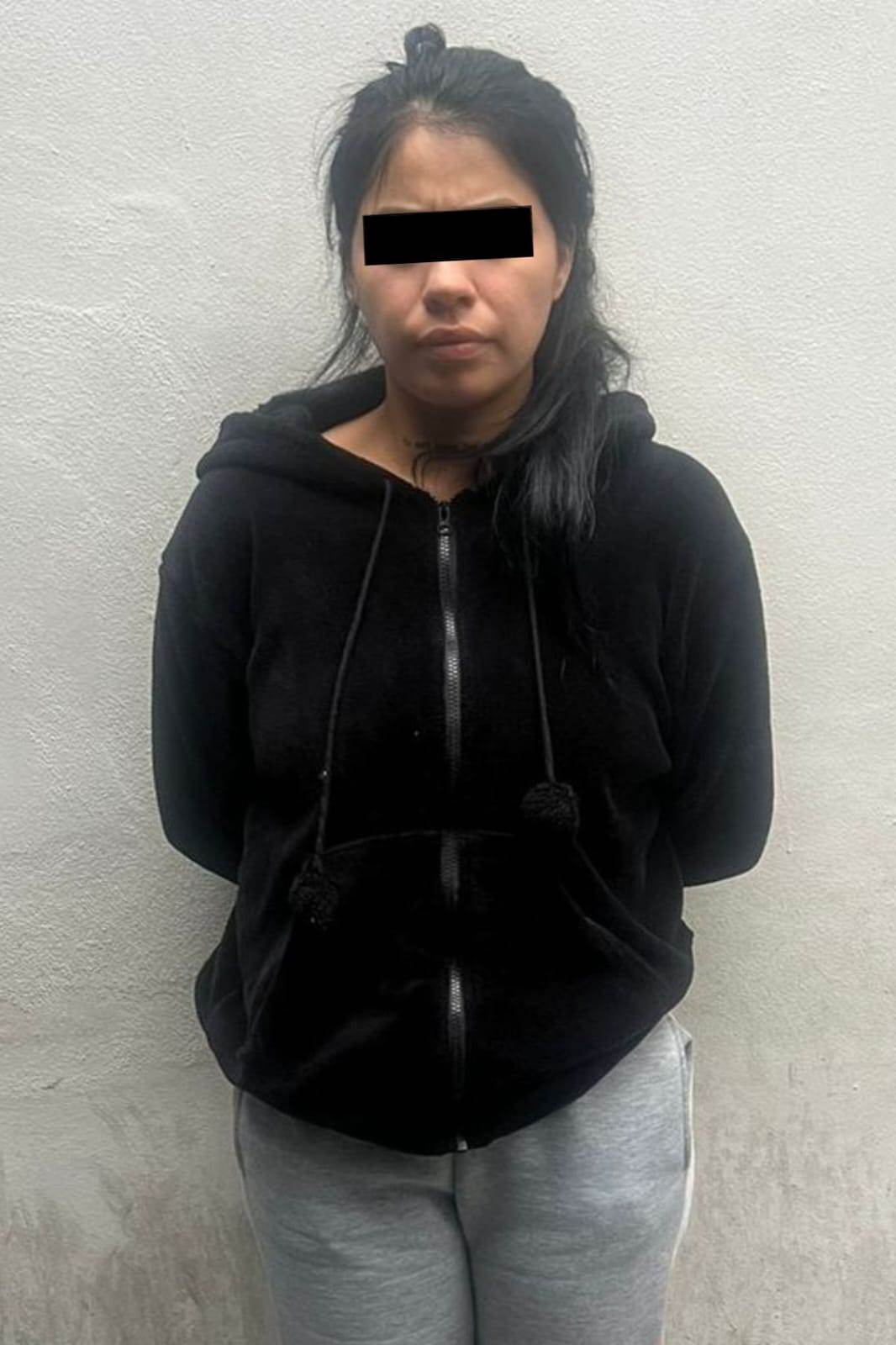 Tras el reporte del robo con violencia de una camioneta, la unidad de investigación criminal de la Policía de Guadalupe activó un operativo donde se capturó a tres presuntos responsables del atraco, quienes además transportaban 56 dosis de la droga conocida como cristal.