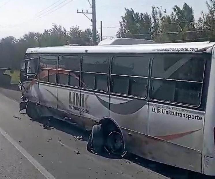 Chocan transporte de personal y camioneta, hay 10 heridos