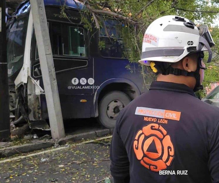Se impacta camión urbano con fachada tras choque en Monterrey