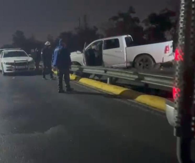 Se estrella camioneta en barandal de contención junto a Santa Lucía Se estrella camioneta en barandal de contención junto a Santa Lucía