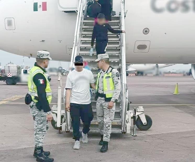 Detienen a pasajero tras intentar desviar un avión Detienen a pasajero tras intentar desviar un avión