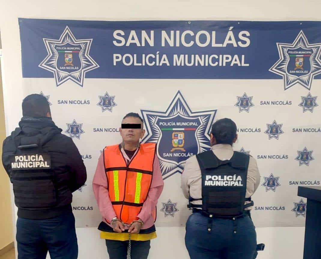 Un hombre detenido en posesión de droga fue detenido por elementos de la  policía de San Nicolás y es investigado por cometer un robo con violencia a una tienda Oxxo y causar un incendio a una casa habitación.