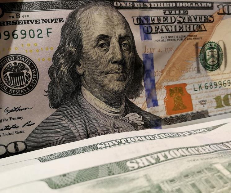 Peso retrocede y cierra en 20.21 unidades