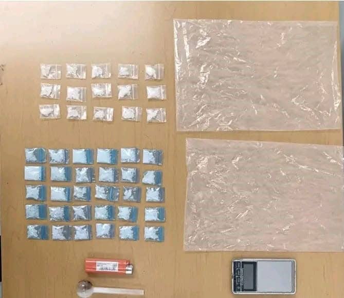 Dos hombres, fueron detenidos por la policía preventiva del Municipio de Juárez, y ser detectados con un arma y sustancias con características de droga denominada cristal.