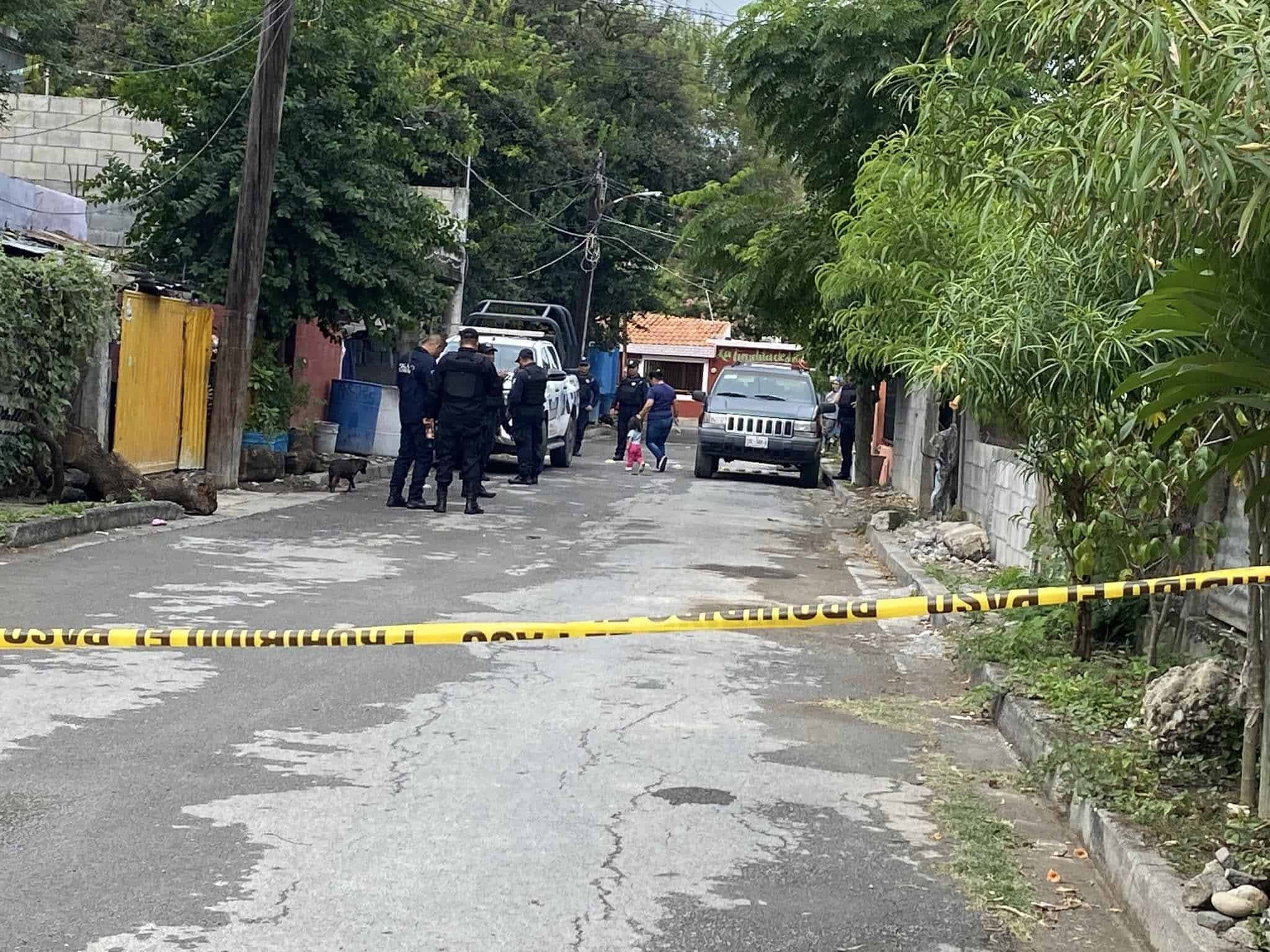 Hombres armados atacaron a balazos una vivienda del municipio de Linares, donde dejaron lesionados a un padre de familia y su hijo, este último con lesiones graves.