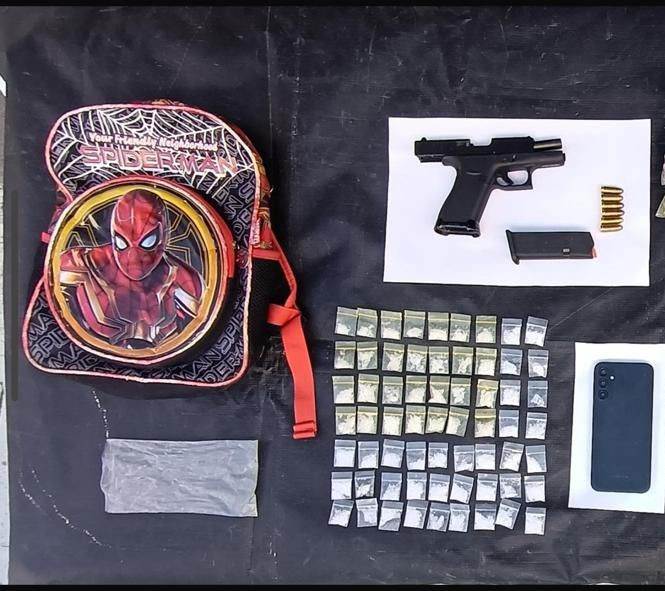 Elementos del Grupo de Coordinación Metropolitana, efectuaron la detención de un hombre que poseía ilegalmente un arma de fuego y 100 dosis de narcóticos, en el municipio de Guadalupe.