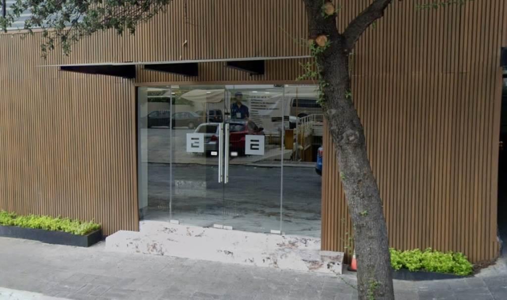 Indagan muerte de joven en baño de salón de eventos en San Pedro