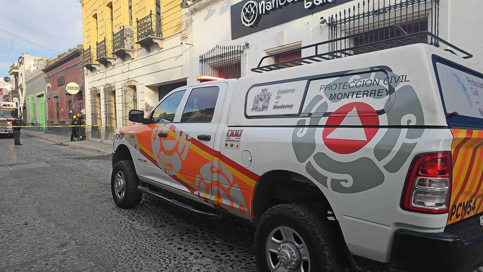 El incendio de la bodega de un restaurante en el Barrio Antiguo movilizó ayer a elementos Bomberos Nuevo León, Protección Civil del Estado y Monterrey.