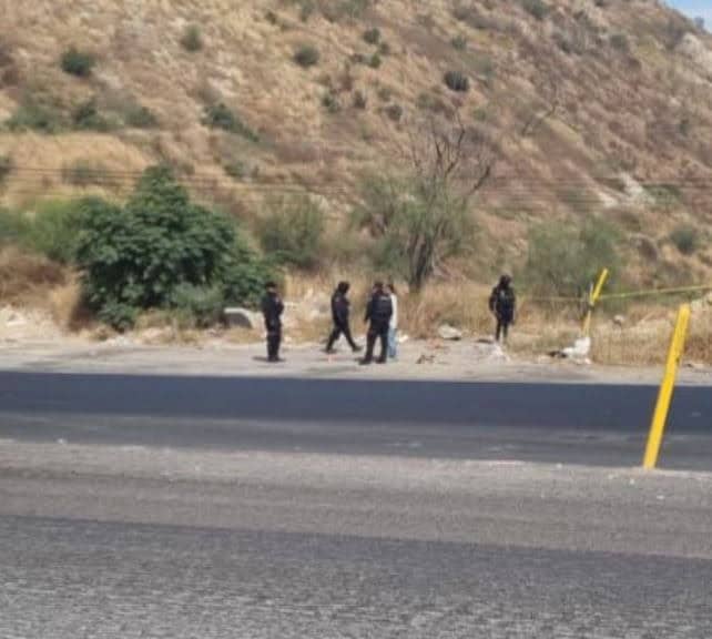 Un hombre que vivía en condiciones de calles, fue encontrado sin vida, a un costado de la Carretera Monterrey-Saltillo, en el municipio de Santa Catarina.