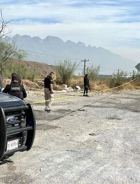 El cuerpo de un hombre sin vida, con varios impactos de arma de fuego en su cuerpo y evidentes huellas de torturas, fue encontrados esta mañana, a un costado de la Carretera Monterrey-Saltillo en Santa Catarina.