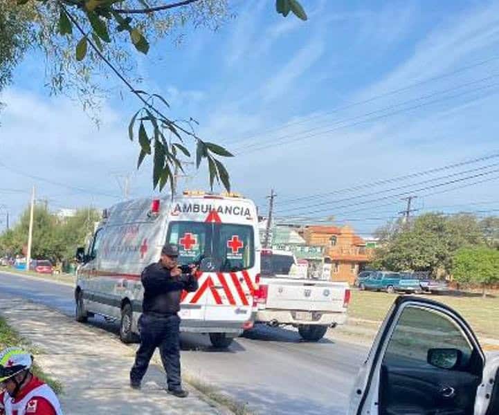 Tres integrantes de una familia, terminaron con lesiones en su cuerpo, después que su automóvil fue impactado por un tráiler en el municipio de Linares.
