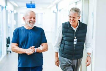 Reaparece Lula da Silva tras cirugía