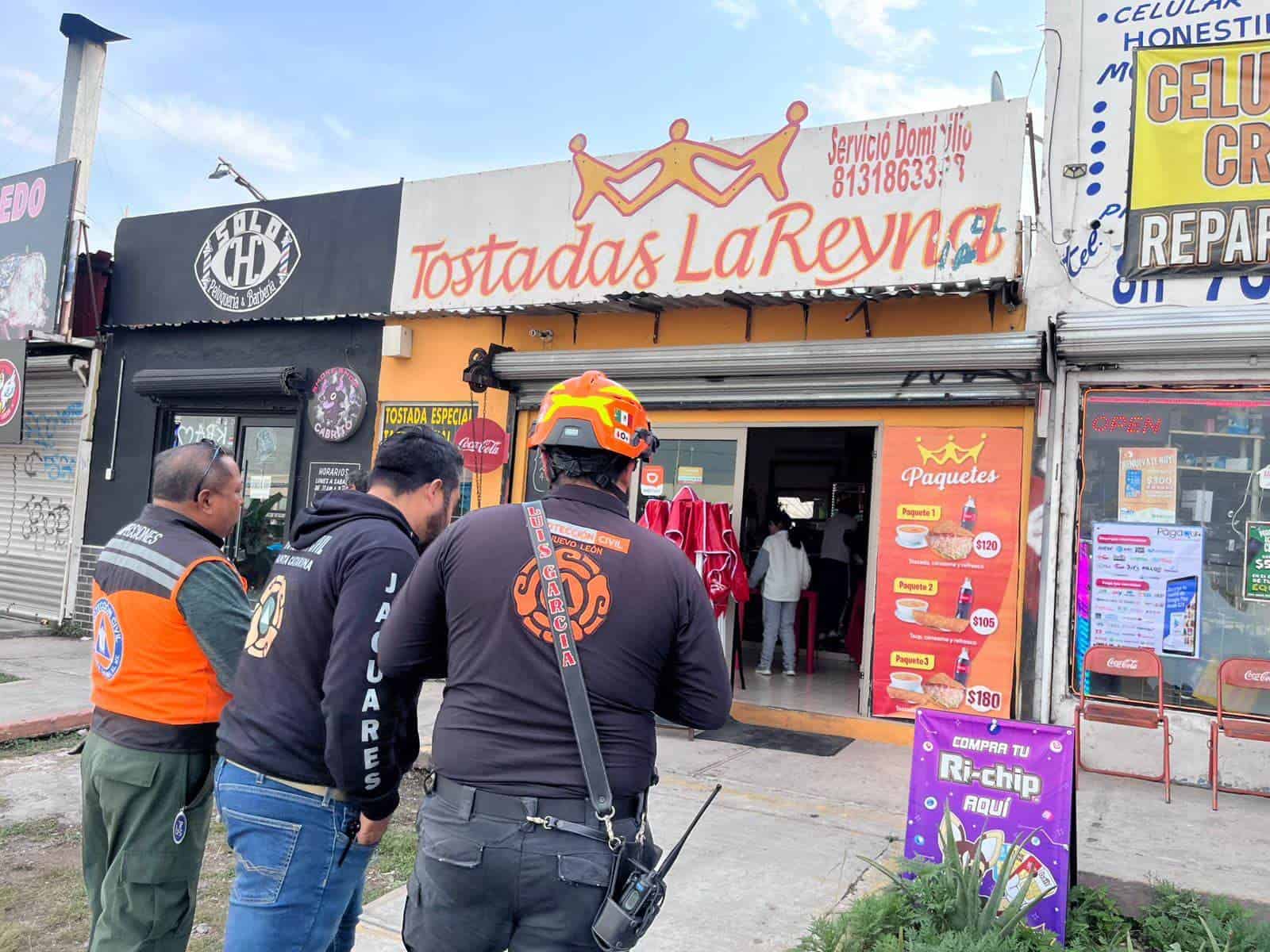 Un restaurante de tostadas estilo “Siberia” fue clausurado por inspectores de Protección Civil del municipio de Santa Catarina luego de que se registrara un accidente laboral en el que una olla de aceite hirviendo cayó, provocando quemaduras en las extremidades de dos trabajadoras.