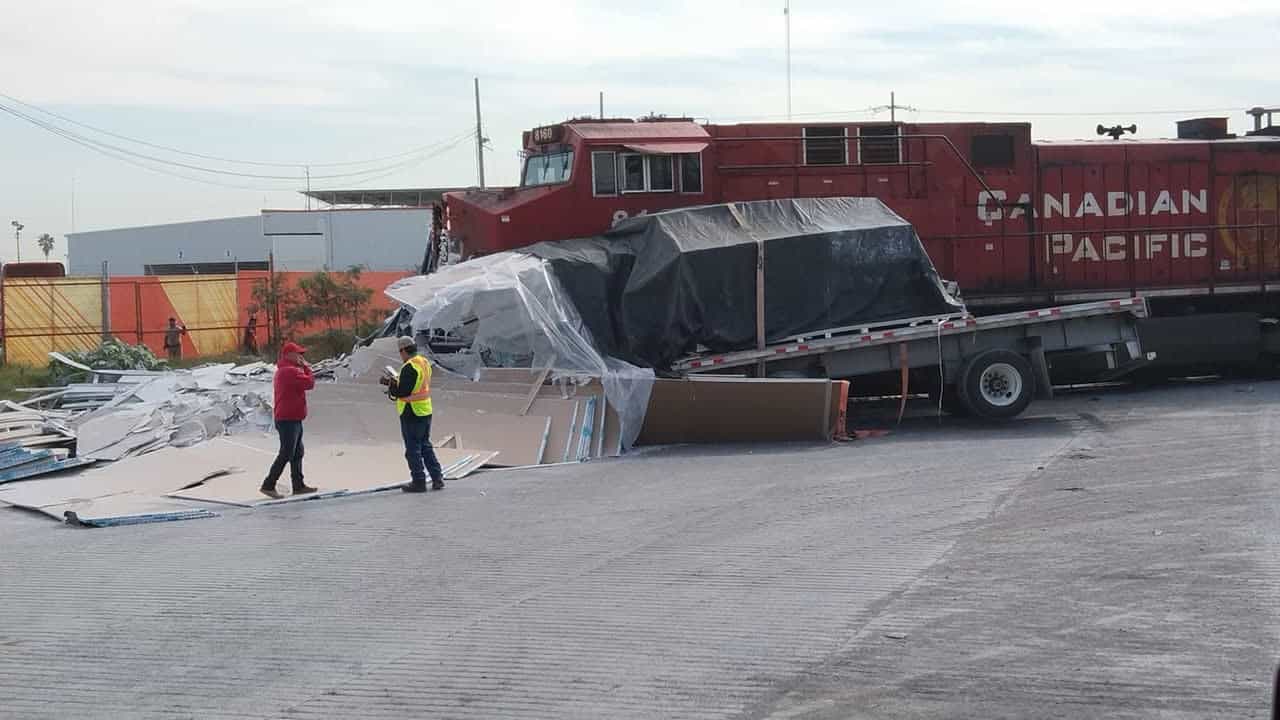 Al intentar ganarle el paso, un tráiler de plataforma cargado con tabla roca fue impactado por el tren en la Carretera a Monclova, municipio de Escobedo.