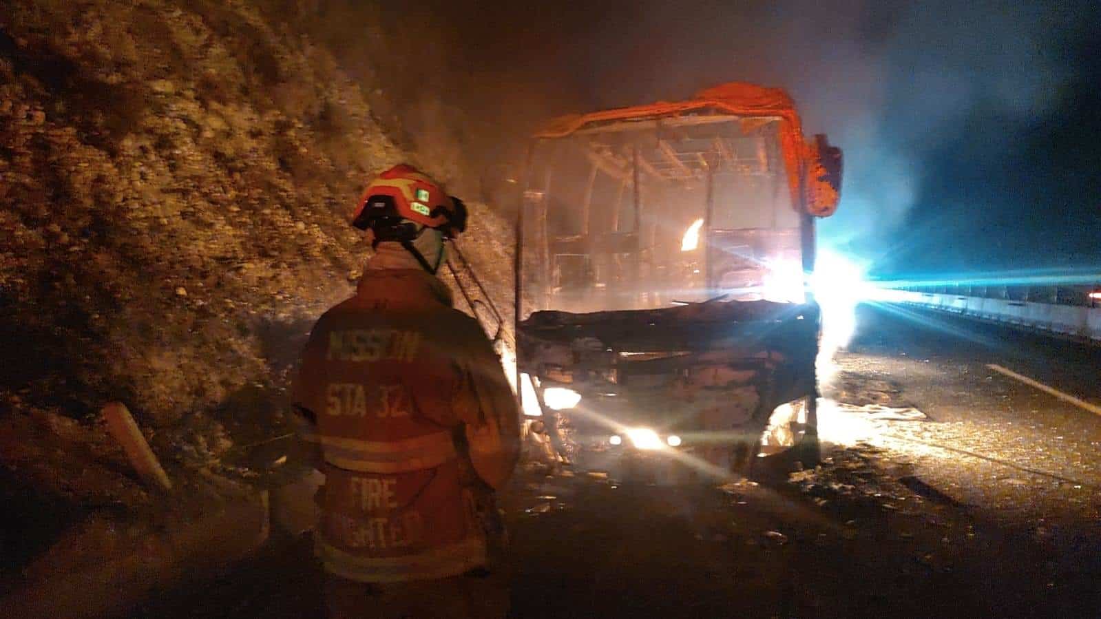 Un autobús de pasajeros fue consumido en su totalidad por las llamas luego de sufrir un aparente corto circuito, en García.