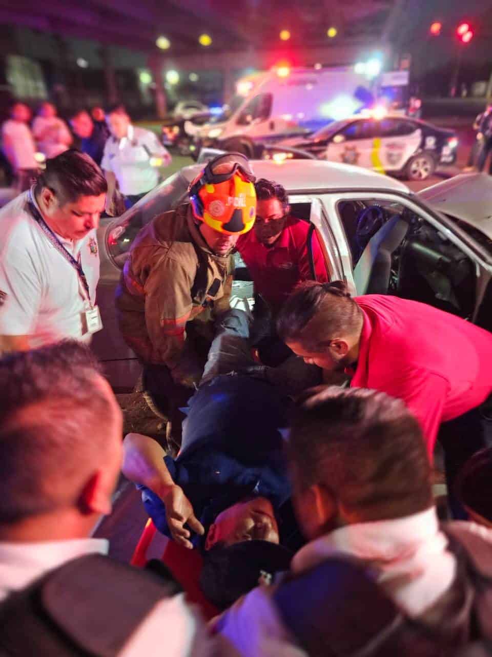 Un total de cuatro trabajadores resultaron lesionados ayer por la madrugada, después de estrella el automóvil en que viajaban contra una de las columnas de un puente vehicular, en Apodaca.
