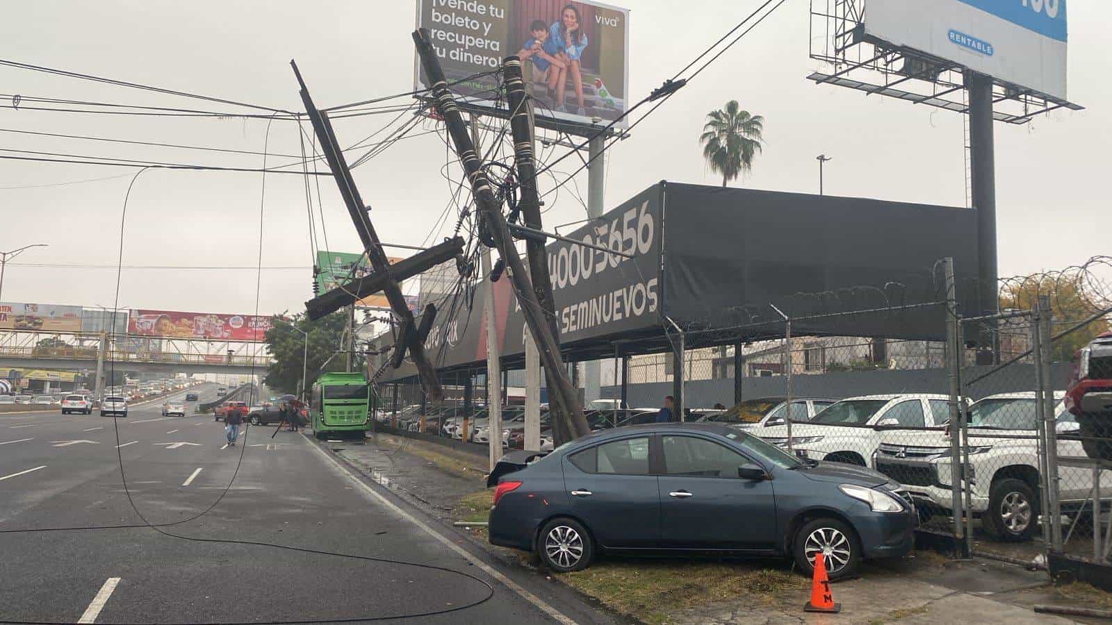 Tras estrellarse contra un poste de la Comisión Federal de Electricidad y ocasionar la caída de cableado, una conductora resultó con diversas lesiones, ayer en la Avenida Fidel Velázquez a unos metros de su cruce con Rodrigo Gómez, Colonia Central.