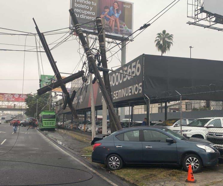 Impacta poste y resulta lesionada Impacta poste y resulta lesionada