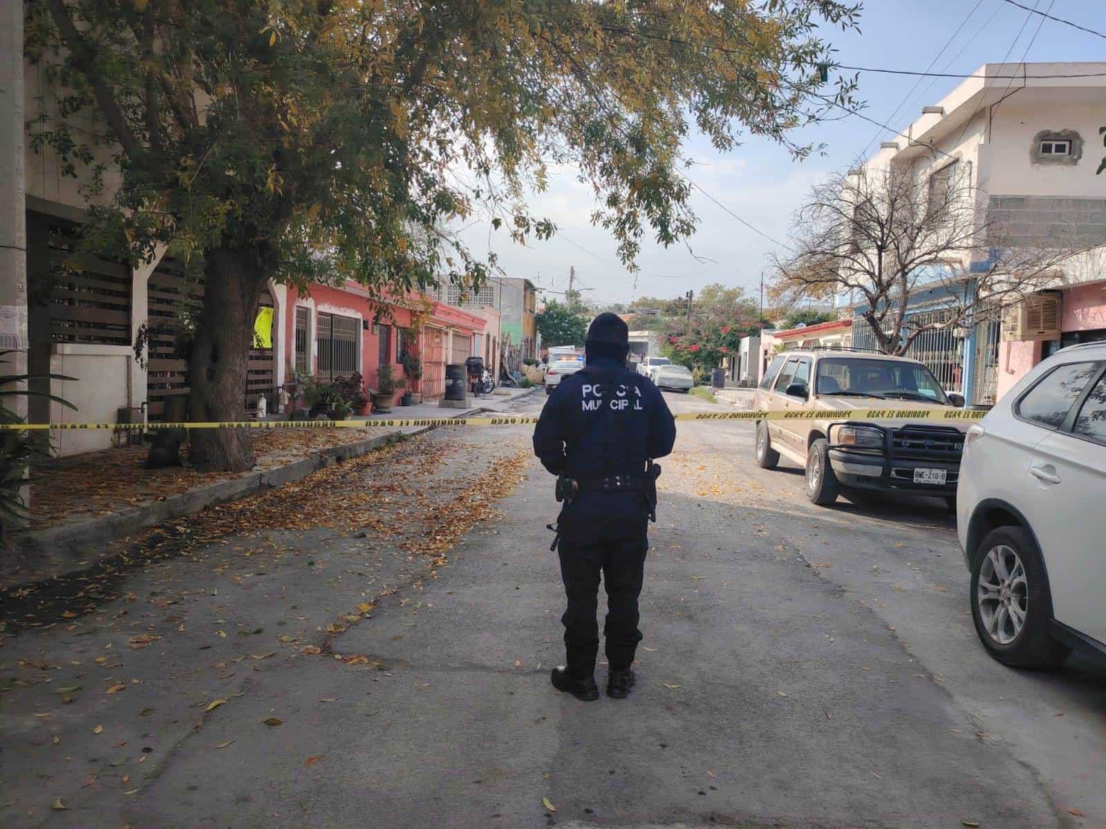 A balazos un hombre fue ejecutado y su cuerpo abandonado en el interior de un domicilio señalado como punto de venta de droga, en Santa Catarina.