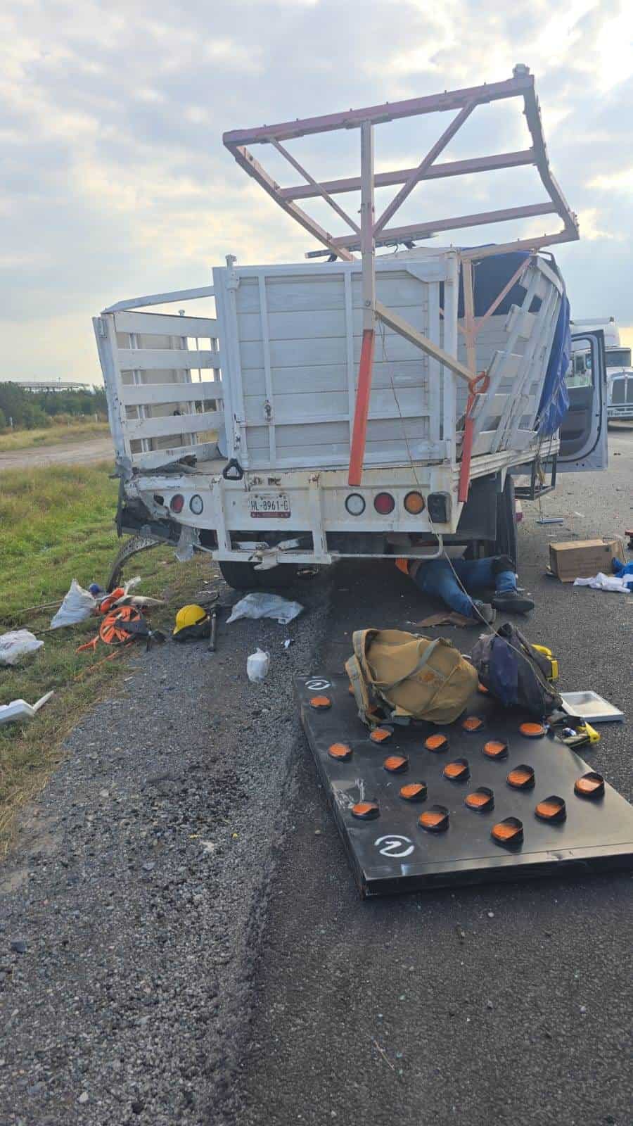 Un trabajador murió luego de salir proyectado de la caja de una camioneta al ser embestidos por un tráiler, en Salinas Victoria.