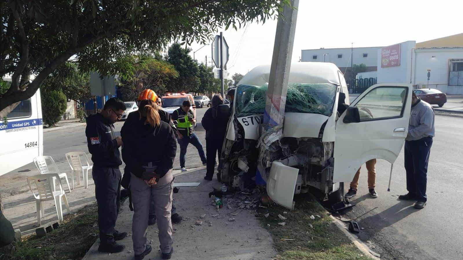 Un saldo de nueve lesionados dejó el estrellamiento de un transporte de personal contra un poste de la Comisión Federal de Electricidad, ayer en el municipio de Apodaca.