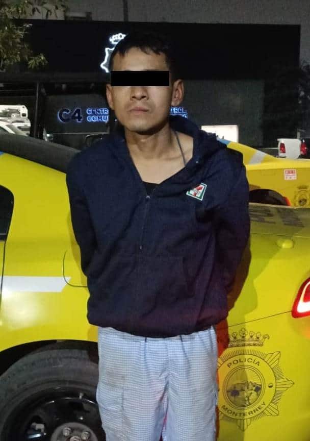 En el momento en que se daba a la fuga luego de entrar presuntamente a robar en una casa de la Colonia Chepevera, un hombre fue detenido por elementos de la Policía de Monterrey tras ser denunciado por la propietaria de la casa, quien alcanzó a verlo.