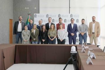 Deja Samuel plantados a legisladores y alcaldes