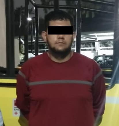 Por la presunta posesión de 30 bolsas con una sustancia sólida similar a la droga tipo “cristal”, y la portación de un rifle y una pistola, un hombre fue detenido por oficiales de la Policía de Monterrey de Reacción, en el centro de la ciudad; además  cuenta con orden de aprehensión por homicidio.