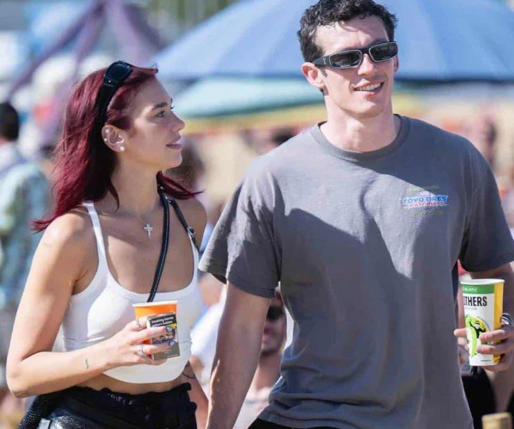 Se compromete Dua Lipa con Callum Turner Se compromete Dua Lipa con Callum Turner