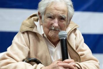 Se recupera Mujica después de cirugía por cáncer de esófago