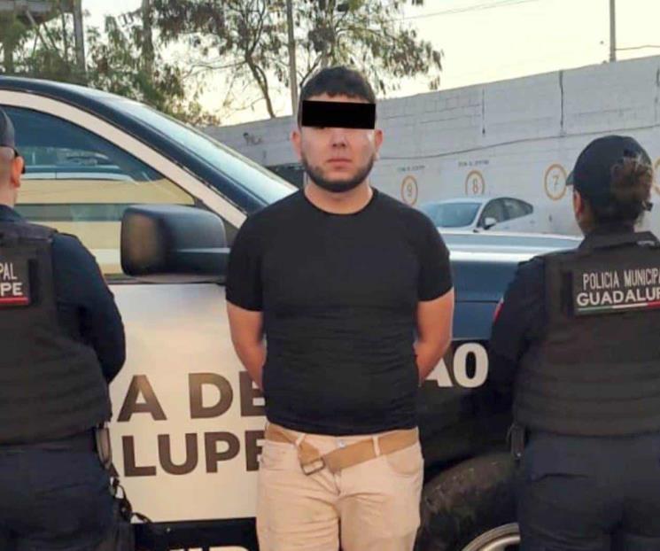 Caen dos hombres y una mujer por robo de autos